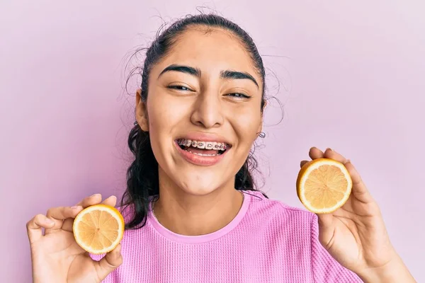 Hispánský Teenager Dívka Chrup Rovnátka Držení Citron Úsměvem Hlasitě Smát — Stock fotografie