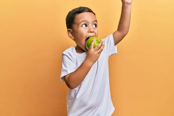 Bedårande Latin Småbarn Ler Gärna Äta Grönt Äpple Tittar Sidan — Stockfoto