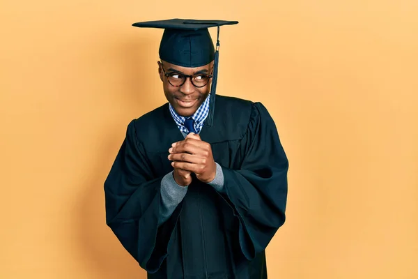 Młody Afroamerykanin Czapce Rozdania Dyplomów Szlafroku Śmieje Się Nerwowo Podniecony — Zdjęcie stockowe