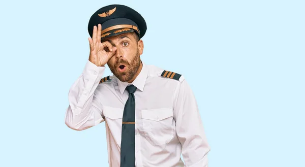 Schöner Mann Mit Bart Der Flugzeugpilotenuniform Trägt Und Mit Überraschtem — Stockfoto