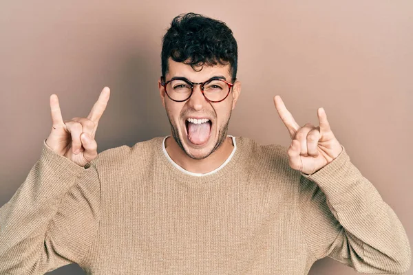 Jovem Hispânico Vestindo Roupas Casuais Óculos Gritando Com Expressão Louca — Fotografia de Stock