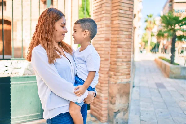 Adorable Madre Latina Hijo Sonriendo Feliz Abrazando Ciudad — Foto de Stock