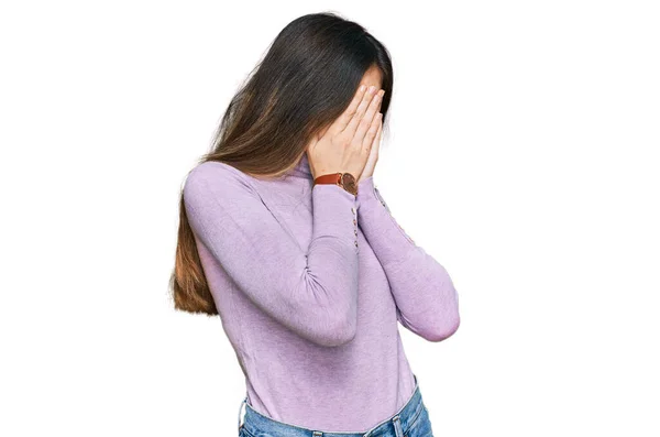 Młoda Piękna Nastolatka Nosząca Sweter Golfem Smutną Miną Pokrywającą Twarz — Zdjęcie stockowe