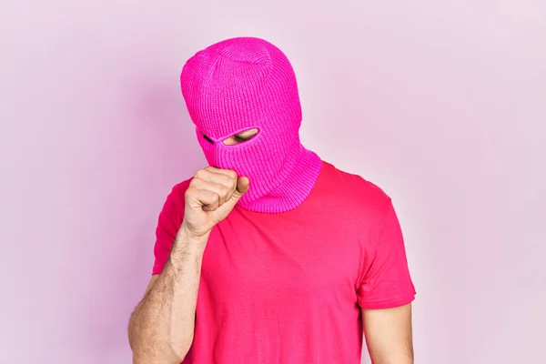 Jonge Spaanse Man Met Modern Geverfd Haar Draagt Roze Bivakmuts — Stockfoto