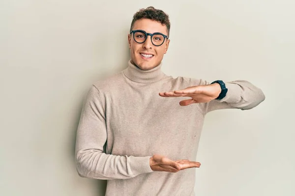 스페인 청년은 터틀넥 스웨터 손으로 표시를 재었다 웃으며 카메라를 있었습니다 — 스톡 사진
