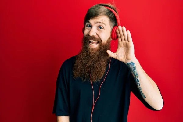 Kızıl Saçlı Uzun Sakallı Müzik Dinleyen Kulaklıkla Gülümseyen Dedikodu Dedikoduları — Stok fotoğraf