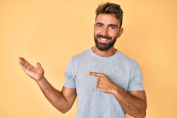 Jonge Spaanse Man Casual Kleding Verbaasd Glimlachend Naar Camera Terwijl — Stockfoto