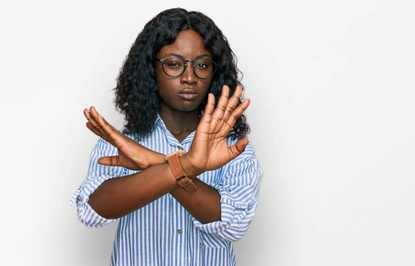 Красива Африканська Молода Жінка Повсякденному Одязі Окулярах Відмовляється Перетинати Руки — стокове фото