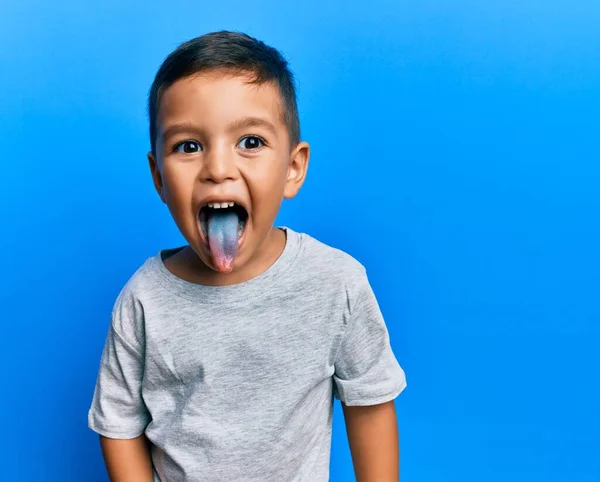 Adorável Criança Latina Mostrando Língua Azul Sobre Fundo Isolado — Fotografia de Stock