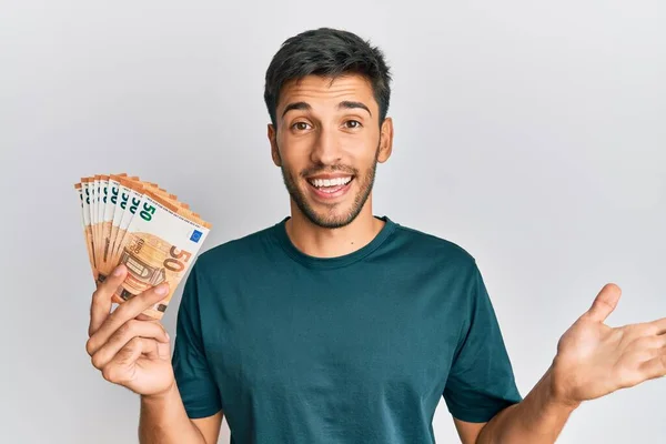 Joven Hombre Guapo Sosteniendo Racimo Billetes Euros Celebrando Logro Con —  Fotos de Stock