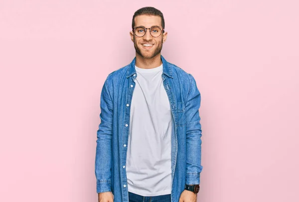 Young Caucasian Man Wearing Casual Clothes Happy Cool Smile Face — Stock Photo, Image