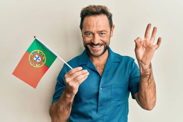 Mann Mittleren Alters Hält Portugiesische Fahne Der Hand Winkt Freundlich — Stockfoto