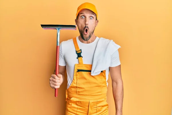 Joven Hombre Guapo Con Uniforme Cristal Clenaer Squeegee Asustado Sorprendido — Foto de Stock