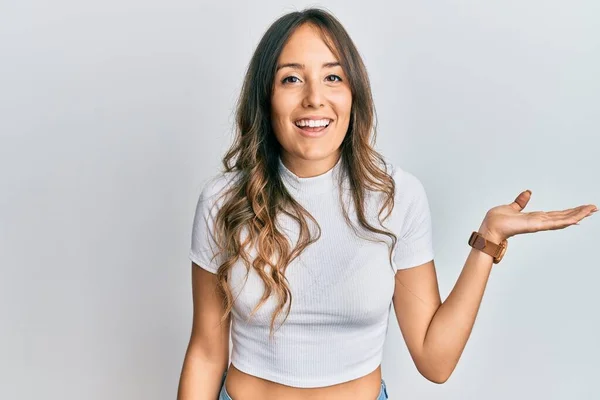 Jovem Morena Vestindo Camiseta Branca Casual Sorrindo Alegre Apresentando Apontando — Fotografia de Stock