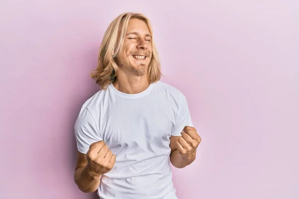 Homem Jovem Caucasiano Com Cabelos Longos Vestindo Camisa Branca Casual — Fotografia de Stock