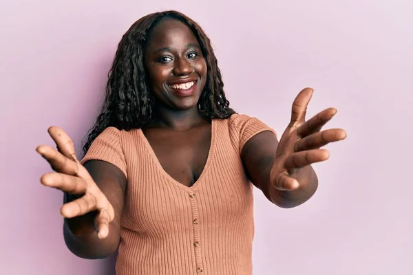 Afrikansk Ung Kvinna Klädd Avslappnade Kläder Tittar Kameran Leende Med — Stockfoto