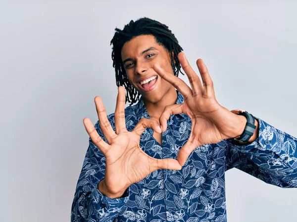 Jovem Afro Americano Vestindo Camisa Estilo Dos Anos Sorrindo Amor — Fotografia de Stock