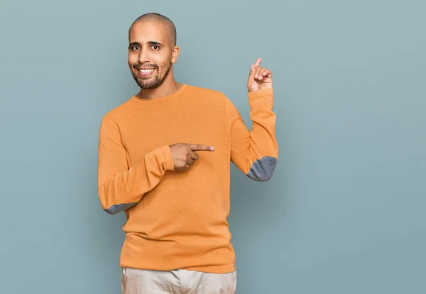 Homem Adulto Hispânico Vestindo Camisola Inverno Casual Sorrindo Olhando Para — Fotografia de Stock