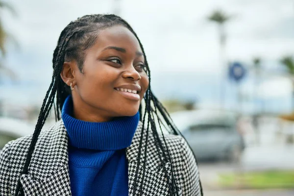 Joven Mujer Negocios Afroamericana Sonriendo Feliz Pie Ciudad —  Fotos de Stock