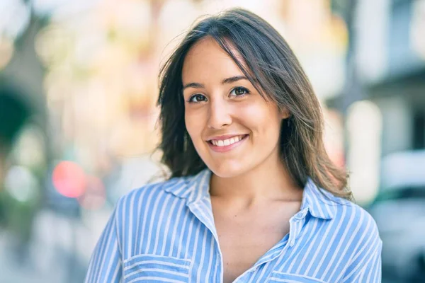 Joven Mujer Hispana Sonriendo Feliz Pie Ciudad —  Fotos de Stock