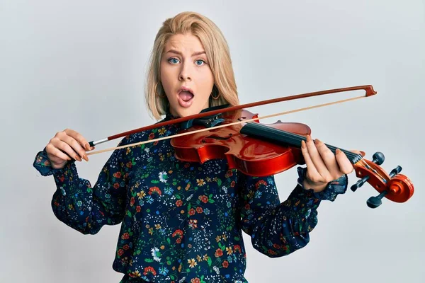 Jeune Femme Blonde Jouant Violon Dans Visage Choqué Air Sceptique — Photo