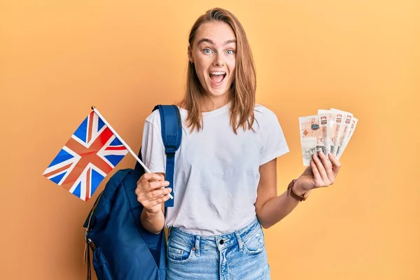 Hermosa Mujer Rubia Estudiante Intercambio Sosteniendo Bandera Del Reino Unido —  Fotos de Stock