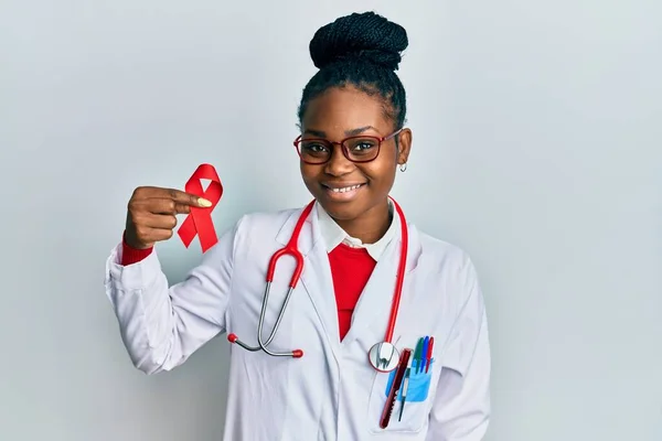 Jeune Femme Afro Américaine Portant Uniforme Médecin Tenant Ruban Rouge — Photo