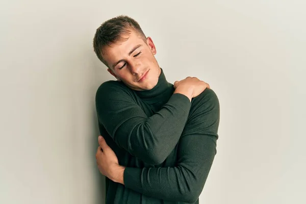 Junger Kaukasischer Mann Lässiger Kleidung Der Sich Glücklich Und Positiv — Stockfoto