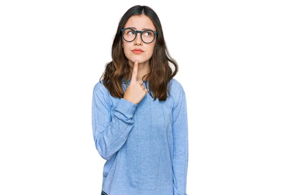 Jovem Mulher Bonita Vestindo Roupas Casuais Óculos Pensando Concentrou Sobre — Fotografia de Stock