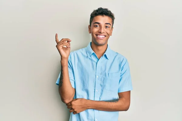 Junger Gutaussehender Afrikanisch Amerikanischer Mann Lässiger Kleidung Lächelt Glücklich Und — Stockfoto