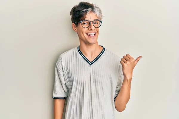 Mladý Hispánec Nosí Ležérní Oblečení Brýle Usmívá Šťastnou Tváří Ukazuje — Stock fotografie
