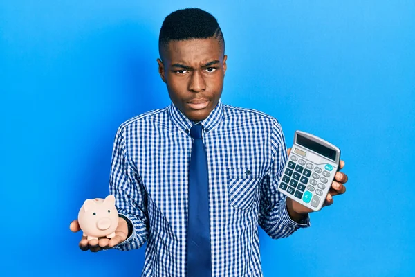 Jovem Afro Americano Calculando Economias Dinheiro Cético Nervoso Franzindo Testa — Fotografia de Stock