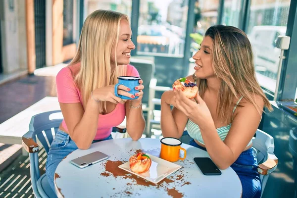 Zwei Schöne Und Junge Freundinnen Haben Zusammen Spaß Der Cafeteria — Stockfoto