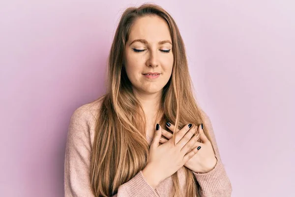 Mujer Rubia Joven Con Suéter Casual Sonriendo Con Las Manos — Foto de Stock