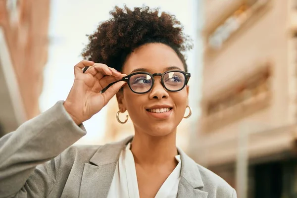 Young African American Businesswoman Smiling Happy Standing City — Stock Photo, Image