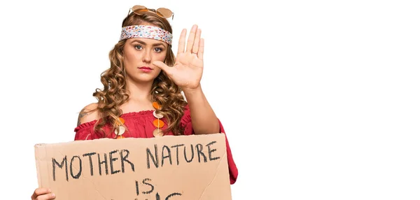 Молода Блондинка Стилі Хіпі Тримає Матір Природи Плаче Банер Протесту — стокове фото
