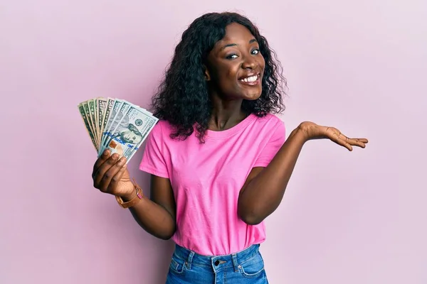 Όμορφη Αφρικανή Νεαρή Γυναίκα Που Κρατά Δολάρια Γιορτάζει Επίτευγμα Χαρούμενο — Φωτογραφία Αρχείου
