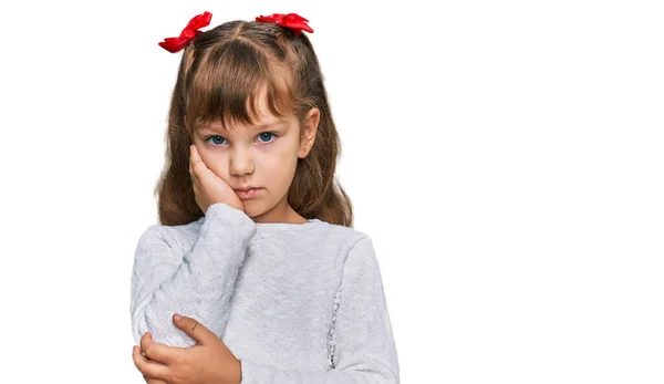 Pequeno Garoto Caucasiano Menina Vestindo Roupas Casuais Pensando Que Parece — Fotografia de Stock