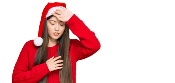 中国年轻女子头戴圣诞礼帽 因感冒 病毒感染 额头上有伤痕 — 图库照片