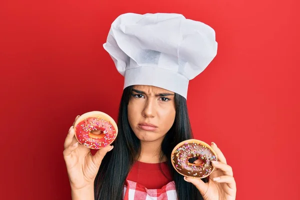 Genç Spanyol Asıllı Şef Şapkası Takan Elinde Yapımı Donut Kuşkusu — Stok fotoğraf