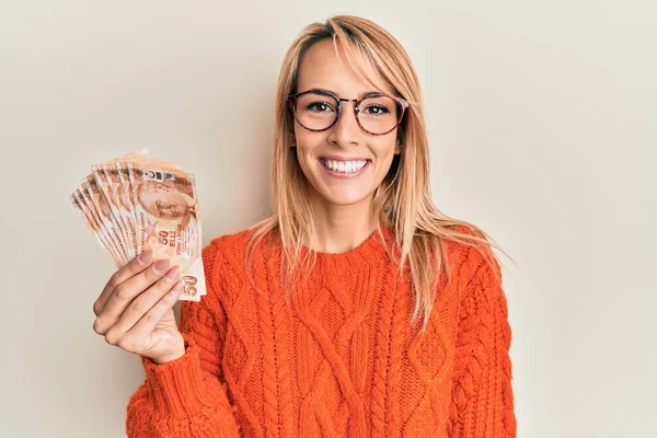 Mulher Loira Bonita Segurando Notas Lira Turca Olhando Positivo Feliz — Fotografia de Stock