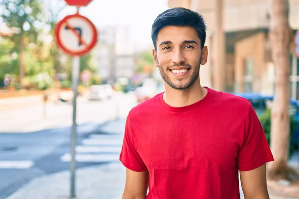 Junger Lateinischer Mann Lächelt Glücklich Durch Die Stadt — Stockfoto
