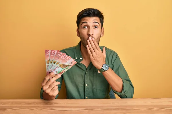 Joven Hombre Guapo Sosteniendo 100 Nuevos Billetes Zealand Dólares Cubriendo — Foto de Stock