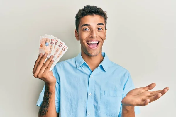 Joven Hombre Afroamericano Guapo Sosteniendo Billetes Libras Reino Unido Celebrando —  Fotos de Stock