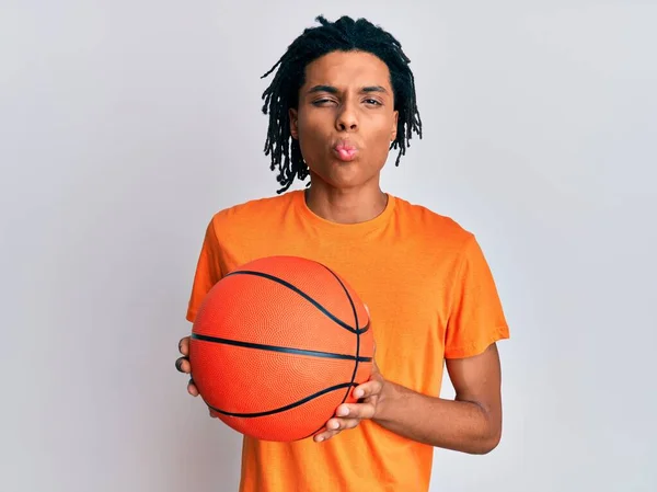 Jovem Afro Americano Segurando Bola Basquete Olhando Para Câmera Soprando — Fotografia de Stock