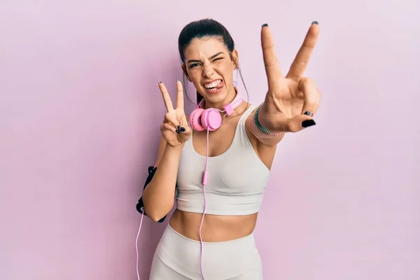 Jonge Latijns Amerikaanse Vrouw Draagt Sportkleding Gebruikt Een Koptelefoon Die — Stockfoto