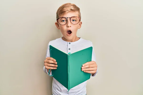 Piccolo Ragazzo Caucasico Che Legge Libro Con Gli Occhiali Spaventato — Foto Stock
