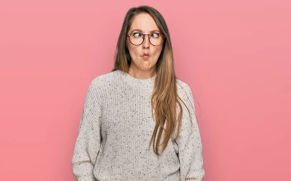 Mujer Rubia Joven Con Suéter Casual Gafas Haciendo Cara Pez —  Fotos de Stock