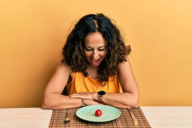 Güzel orta yaşlı bir kadın diyette gülüyor ve kahkahalarla gülüyor.. 