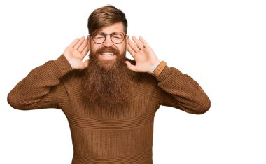 Sıradan kıyafetler ve gözlük takan genç İrlandalı kızıl adam iki elini de kulak hareketi yaparken duymaya çalışıyor. Dedikoduya meraklı. İşitme sorunu, sağır 
